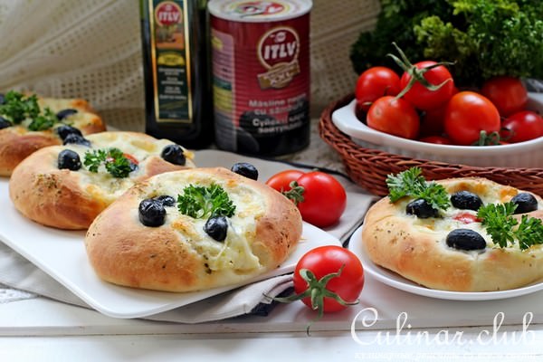 Мини пиццы с моцареллой и маслинами