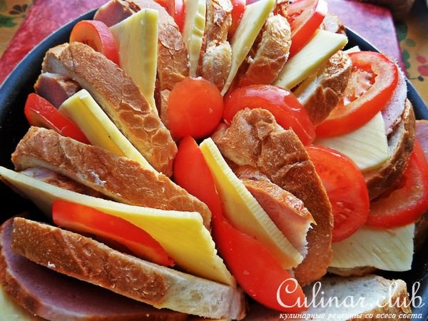 Коблер с ветчиной и сыром