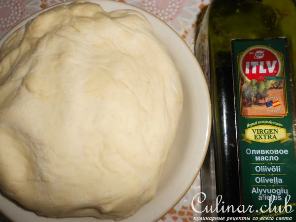 Кальцоне с цукини, оливками и моцареллой.