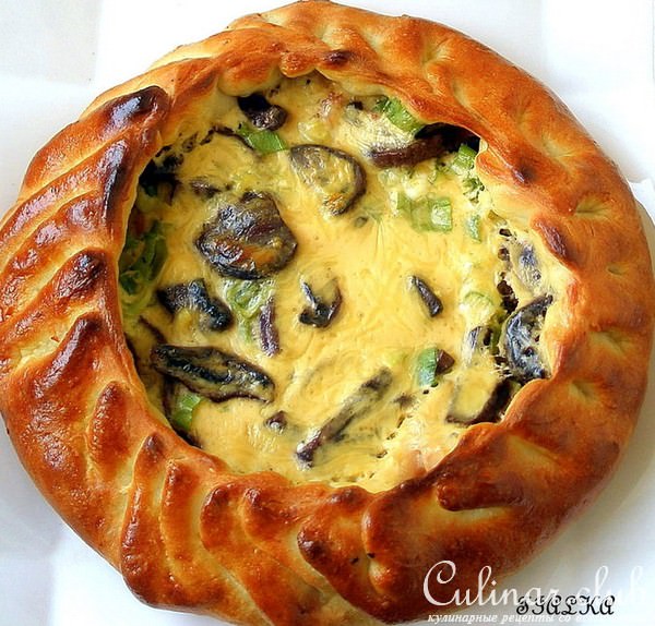 Открытый пирог с копченой курицей и грибами