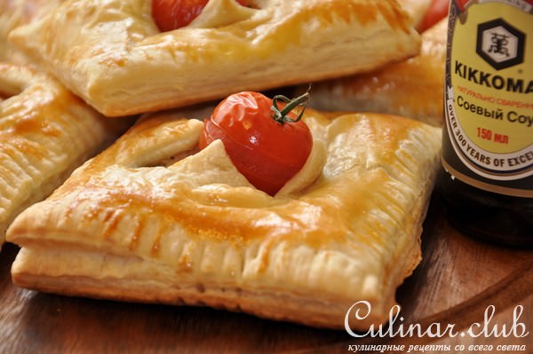 Пирожки из слоеного теста с курицей, фетой и оливками