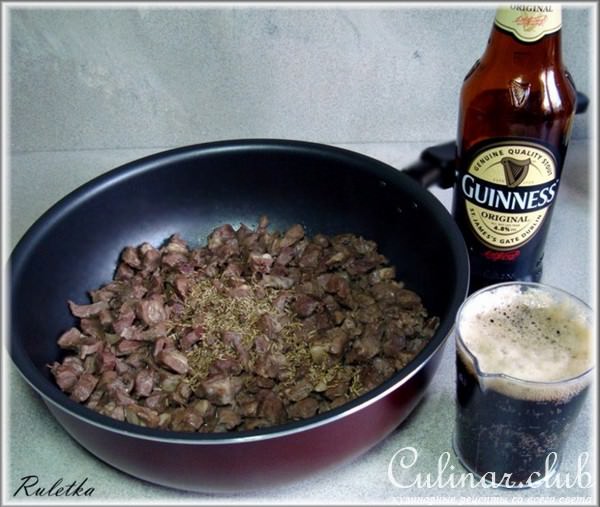 Мясной пирог с сердцем и беконом.