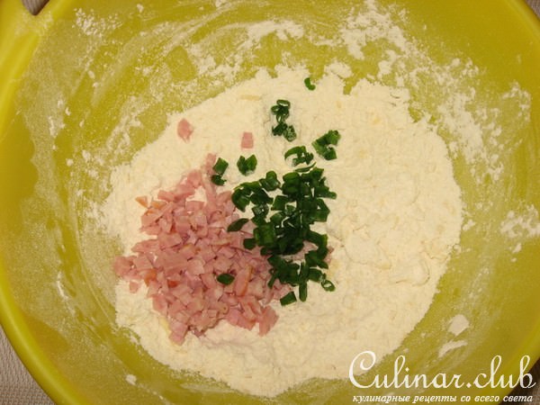Скон с ветчиной и зеленым луком