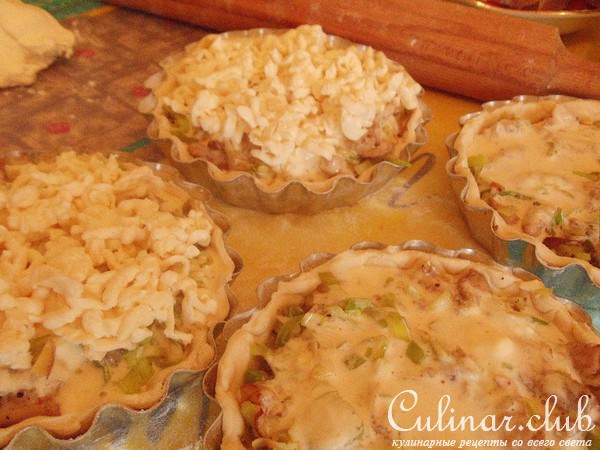 Мини пироги с луком пореем, курицей и сыром 