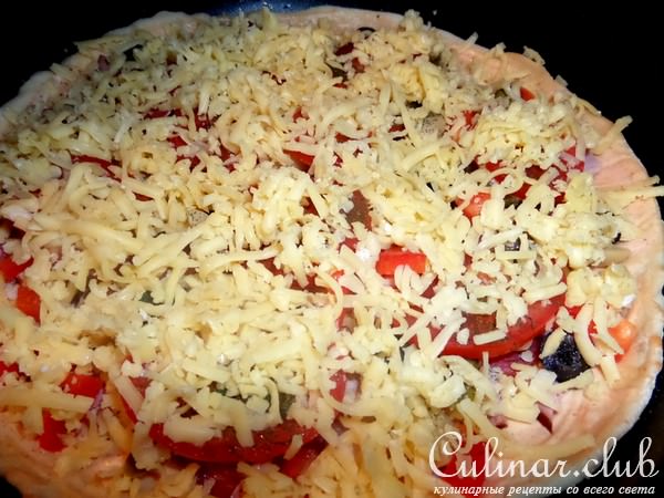 Пицца с салями и маслинами