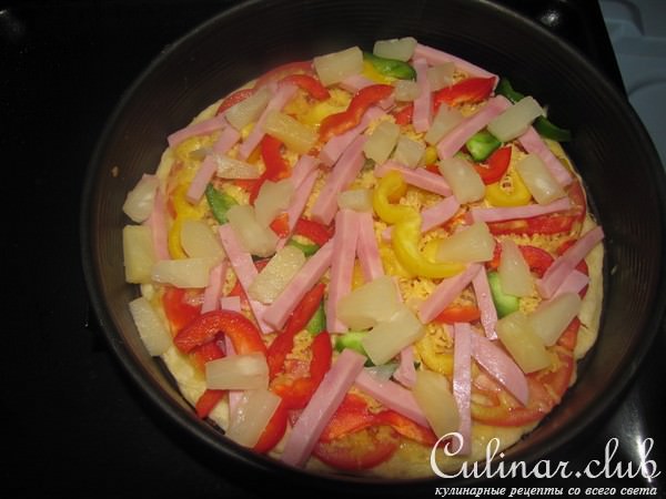 Пицца с ананасом и руколой