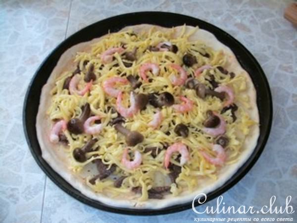 Пицца с мясом, грибами и креветками