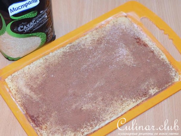 Творожное печенье-рулетики с какао и корицей