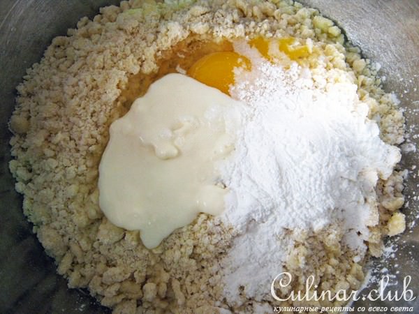 Песочные треугольнички с яблоками, изюмом и грецкими орехами