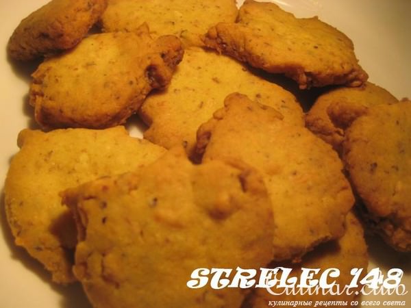 Сырное печенье карри с орешками и сендвичи из него.
