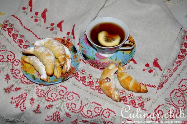Рогалики со сгущенкой и орехами