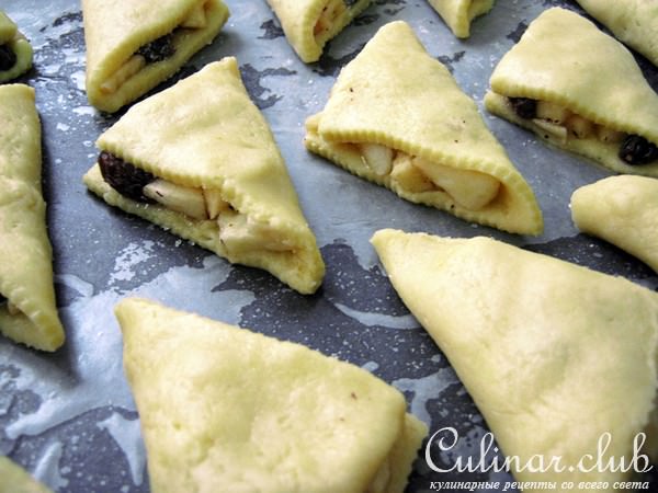 Песочные треугольнички с яблоками, изюмом и грецкими орехами