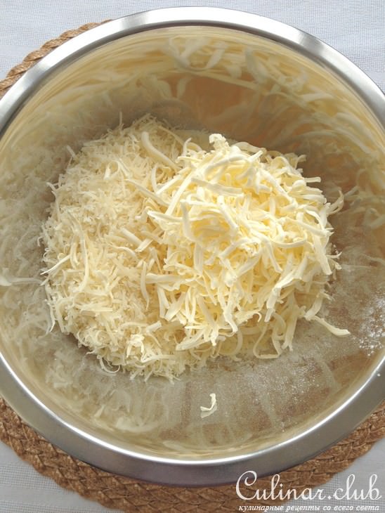Печенье из пармезана с кунжутом, морской солью и острым соусом