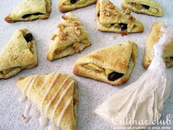 Песочные треугольнички с яблоками, изюмом и грецкими орехами