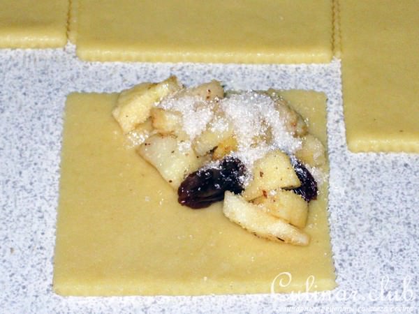 Песочные треугольнички с яблоками, изюмом и грецкими орехами