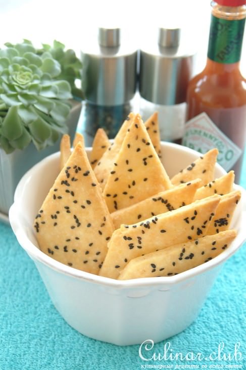 Печенье из пармезана с кунжутом, морской солью и острым соусом