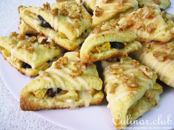 Песочные треугольнички с яблоками, изюмом и грецкими орехами
