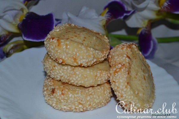Сметано-сырное печенье с кунжутом