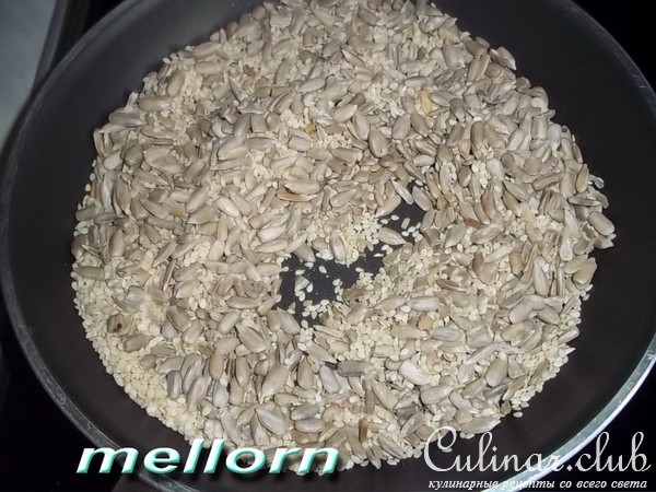 Кукурузно-пшеничное печенье с сыром и семечками