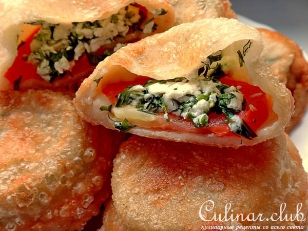 Пирожки с помидорами, брынзой и зеленью