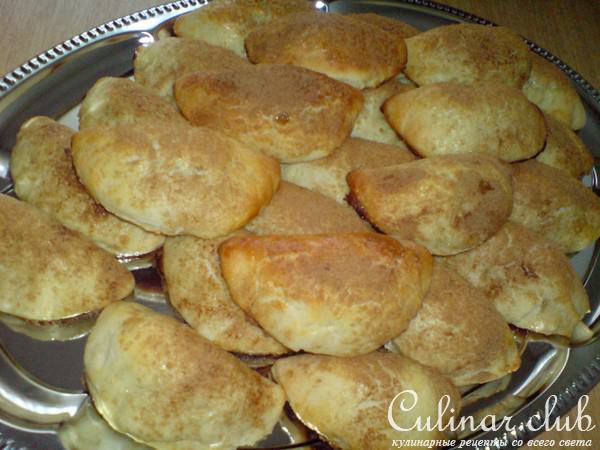 Пирожки творожные с яблочно-изюмовой начинкой
