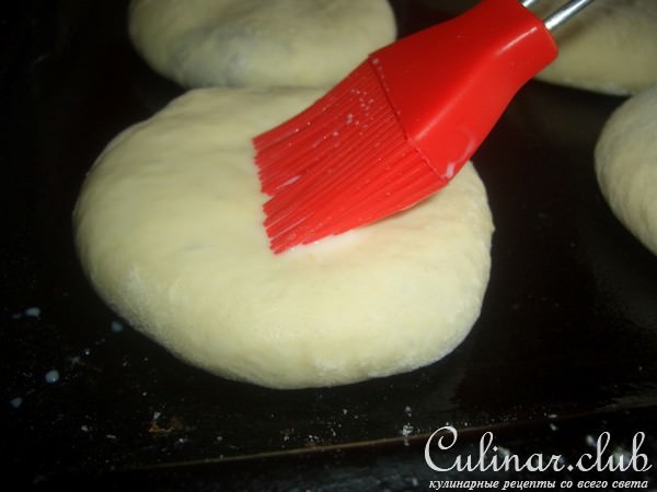 Круглые пирожки с баклажанами и курицей