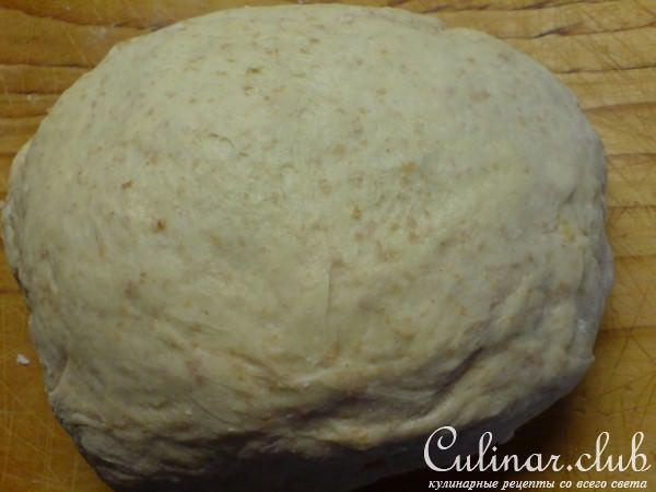 Маленькие пирожки с яблоками и вялеными вишнями