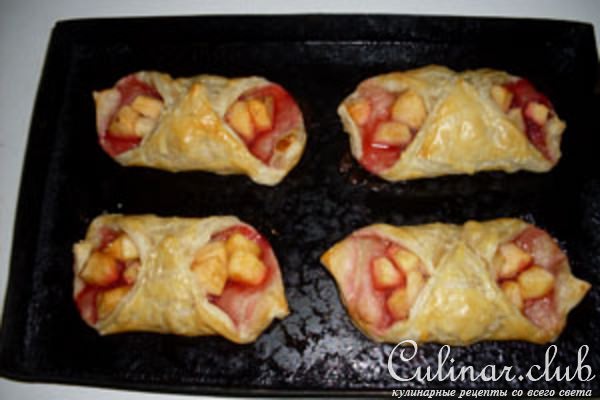 Пирожки с клюквенным джемом и яблоками