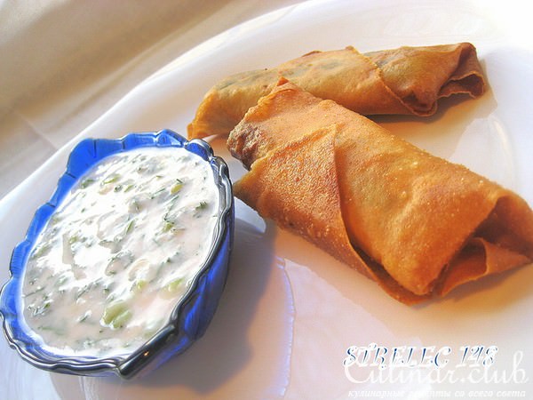 Сигары фило с мясным фаршем и шпинатом.
