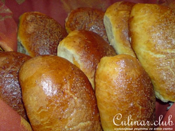 Маленькие пирожки с яблоками и вялеными вишнями