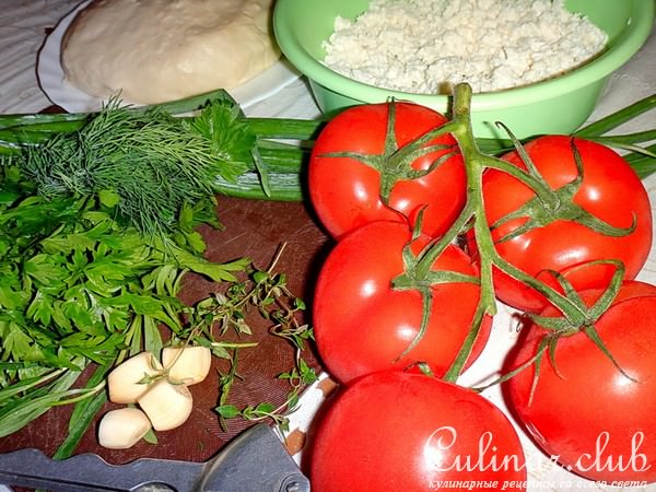 Пирожки с помидорами, брынзой и зеленью