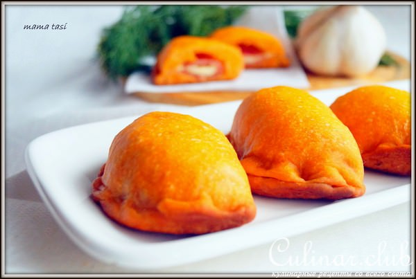 Пирожки-бутерброды, из томатного теста, с сыром. Тест-драйв.