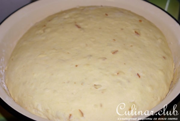 Сдобные кукурузные булочки с колбасным сыром и кунжутом