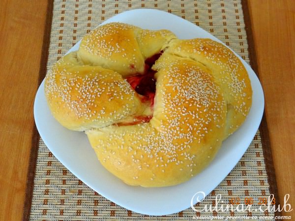 Пасхальный немецкий венок с вишней - Oster-Hefekranz