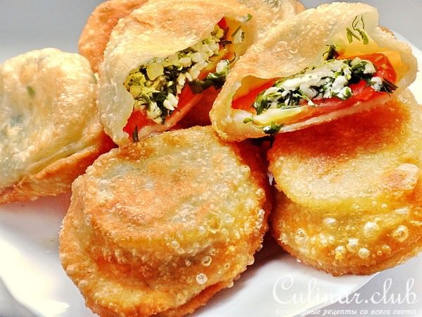 Пирожки с помидорами, брынзой и зеленью