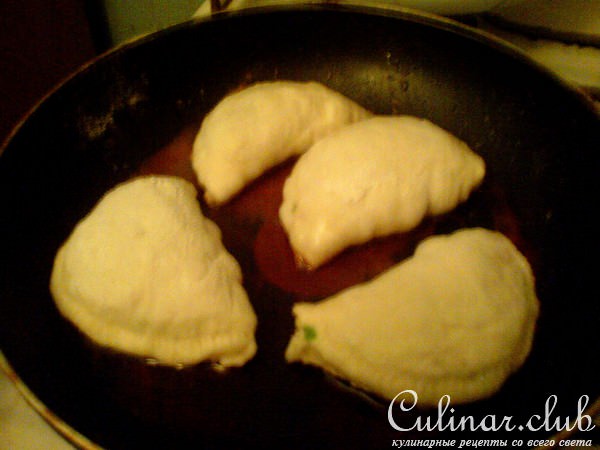 Жареные пирожки с зелёным луком и яйцом