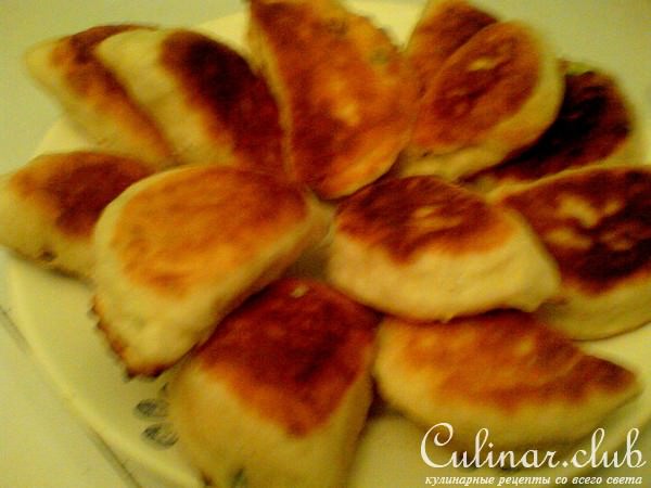 Жареные пирожки с зелёным луком и яйцом