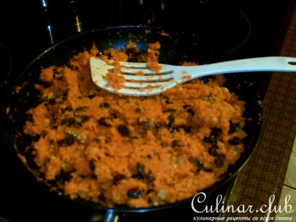 Пирожки с морковью, изюмом и орехами