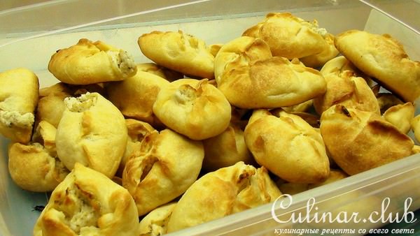 Пирожки с сыром из песочно-творожного теста.