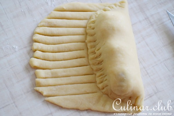 Пирожки с творогом и клубникой.