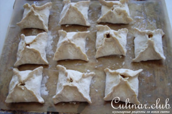 Слоёные пирожки с капустой