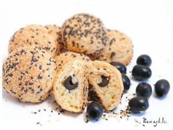 Сырные булочки с начинкой из маслин