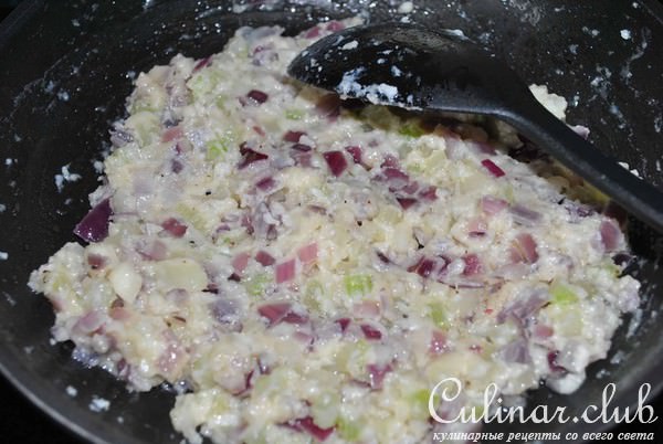 Пирожки с луком и сельдереем 