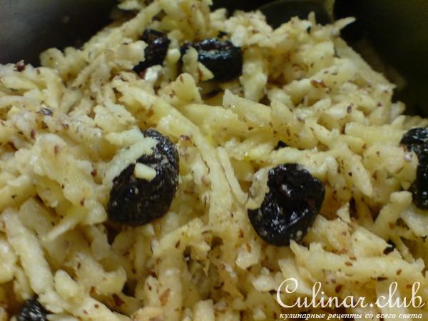 Маленькие пирожки с яблоками и вялеными вишнями