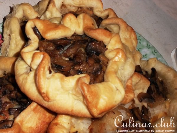 Слоеные пирожки с рыбой , грибами и рисом