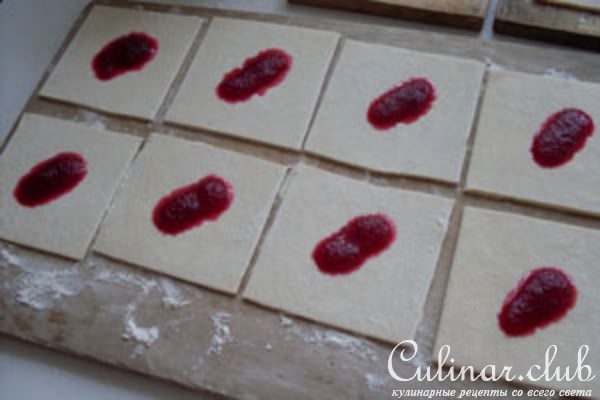 Пирожки с клюквенным джемом и яблоками