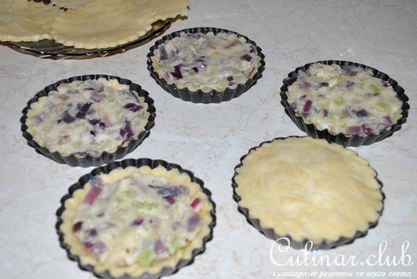 Пирожки с луком и сельдереем 