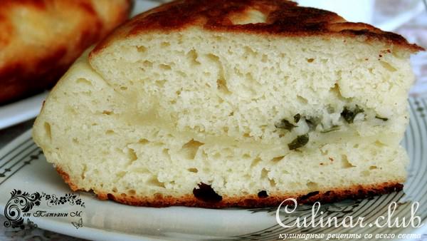 Жаренный пирог на кефире с сыром и луком