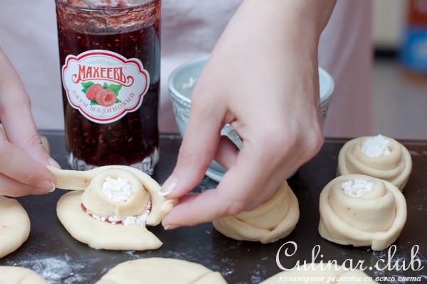 Ватрушки Розочки с малиновым джемом и творогом