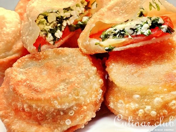 Пирожки с помидорами, брынзой и зеленью